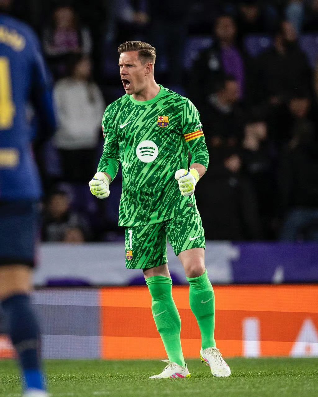 出色防守首场状态出色,巴塞罗那观众沸腾!,阿扎伦卡重返赛场赛场气氛高涨 出色防守首场状态出色,巴塞罗那观众沸腾!,阿扎伦卡重返赛场赛场气氛高涨